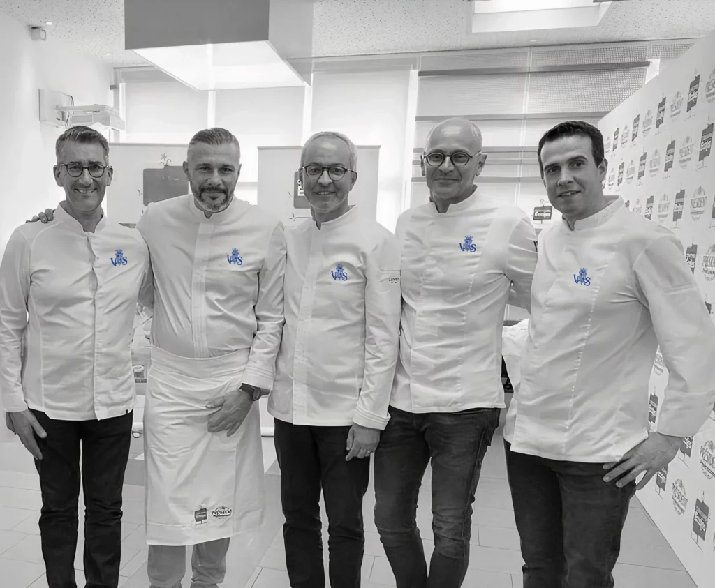 Équipe de cuisiniers souriants de Villa Serafina