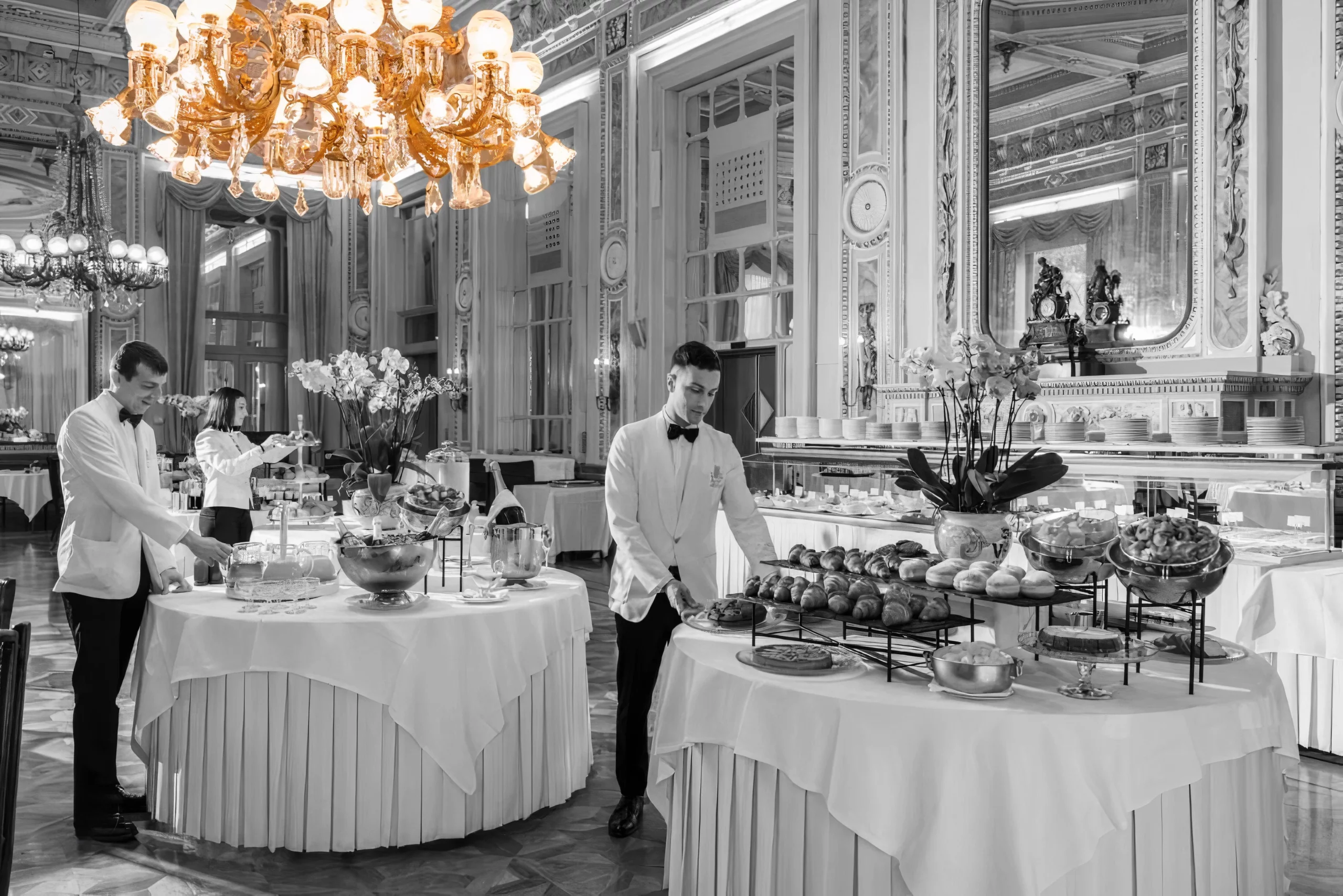Serveur élégant en tenue professionnelle dans le restaurant luxueux de Villa Serafina