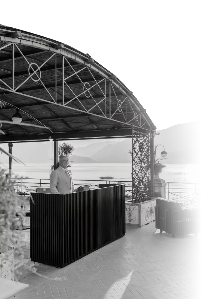 Portrait d’un homme souriant à l’accueil de Villa Serafina